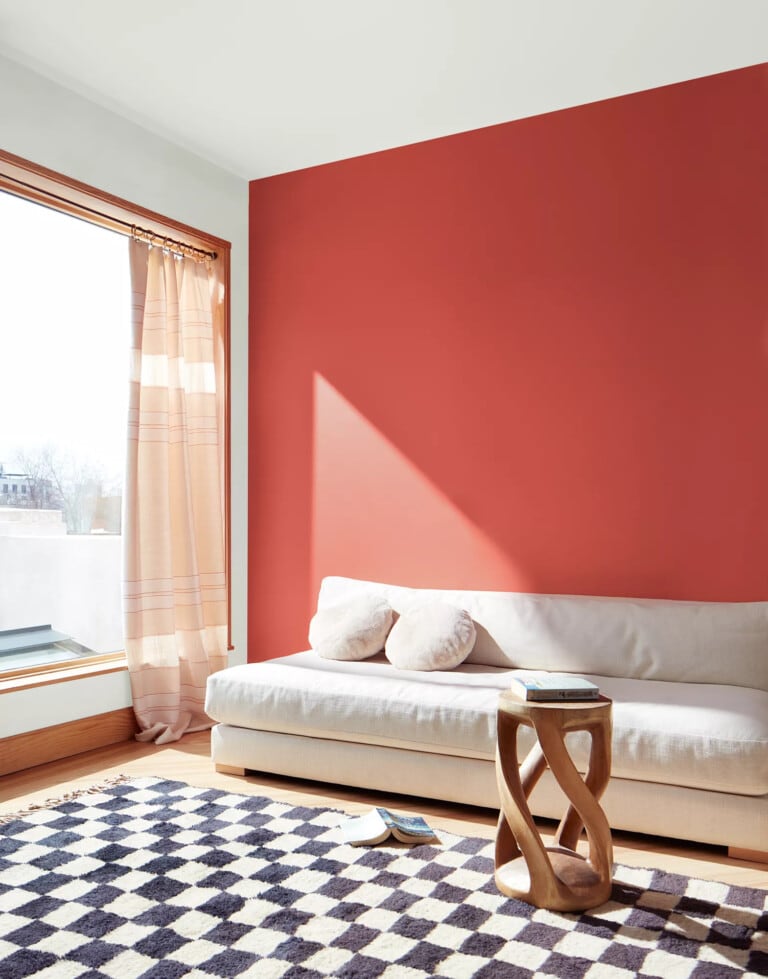 Una pared RaspberryBlush, uno de los colores de pintura 2023