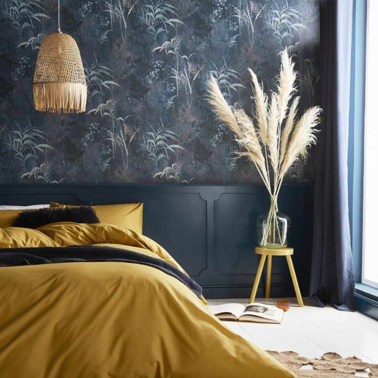 Dormitorio con empapelado azul oscuro