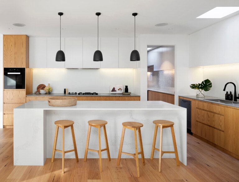 Cocina moderna de color blanco y madera