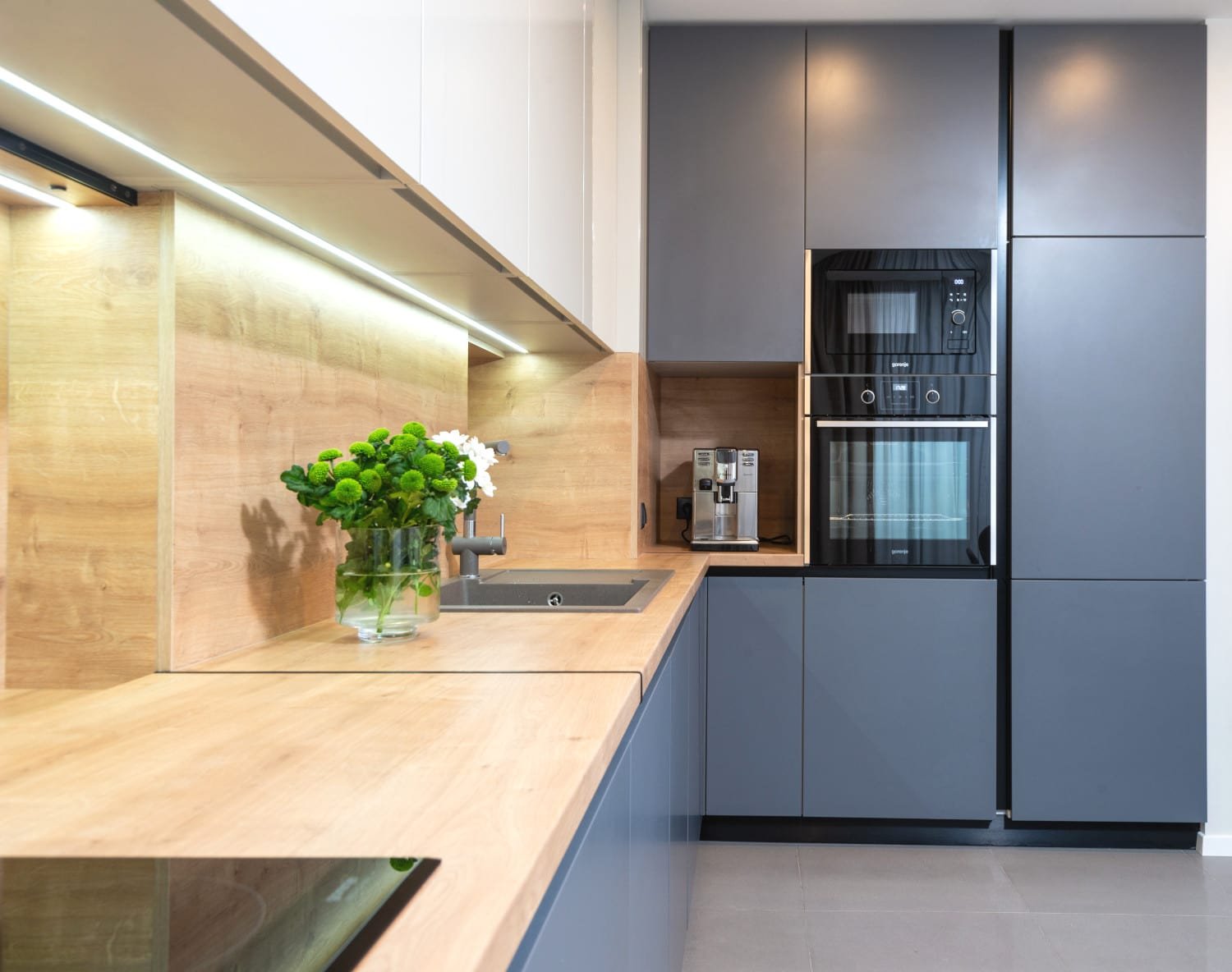 Cocina color gris y madera