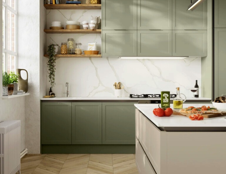 Cocina blanca con gabinetes verde salvia agrisado