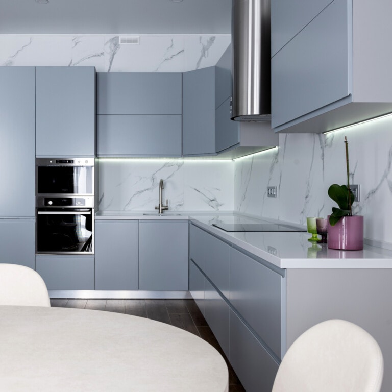 Cocina contemporánea gris ceniza