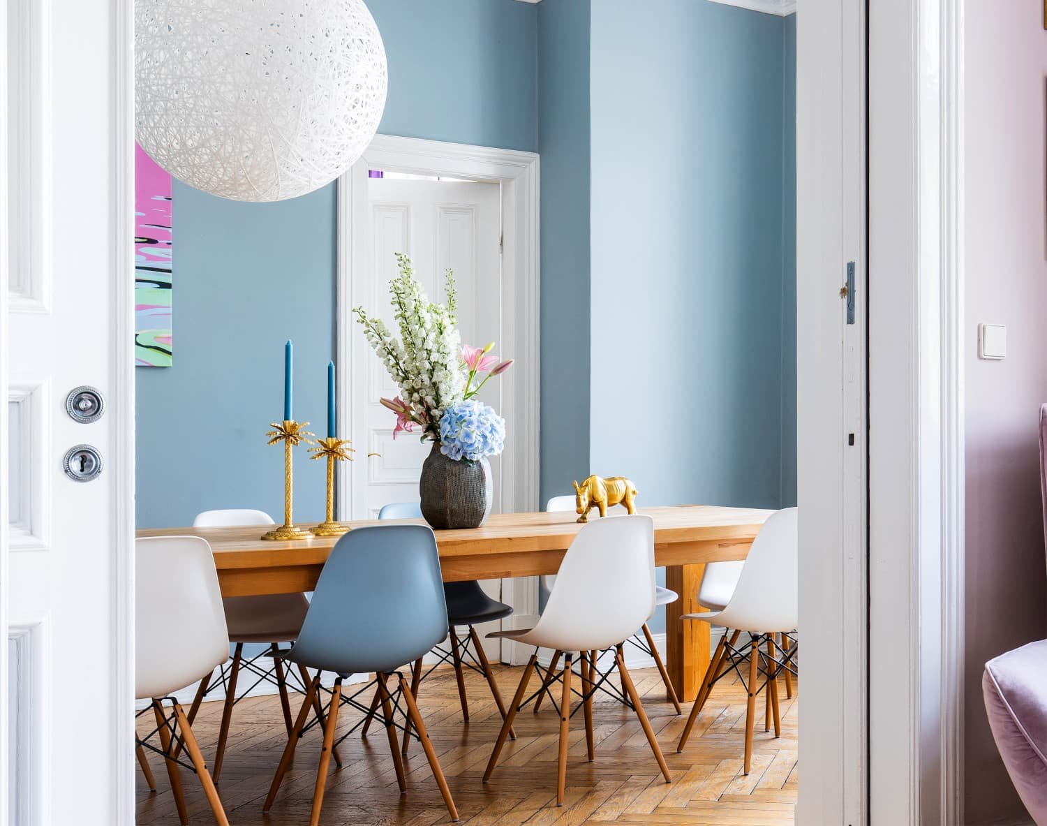Ideas de colores que combinan con azul en el comedor