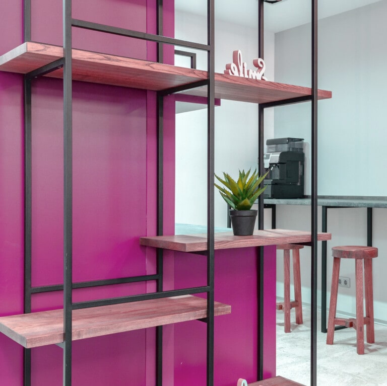 Cocina de oficina en color Orquídea y blanco, con muebles de estilo industrial de madera y metal