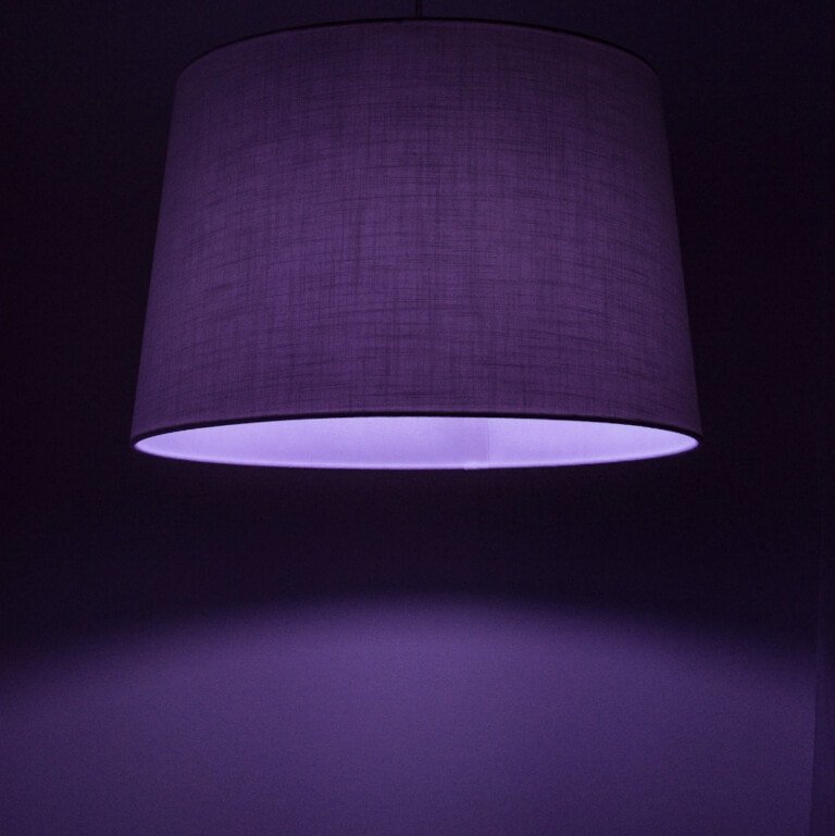 Lámpara de techo y pared de color Ultravioleta de año 2018