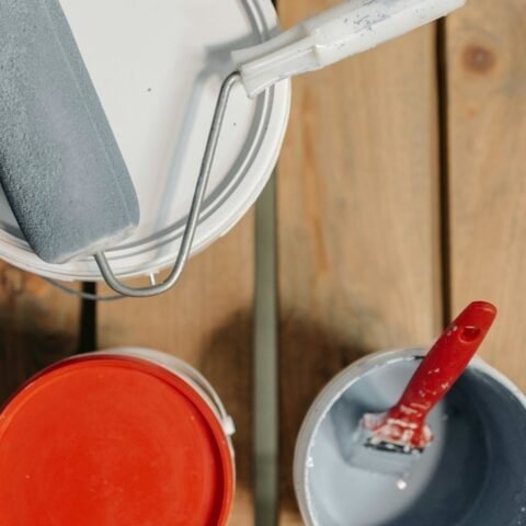 Cubos de pintura de distinto tamaño o capacidad