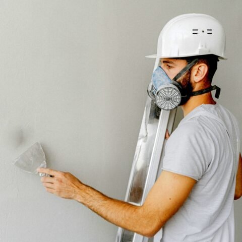 Pintor profesional trabajando en una vivienda