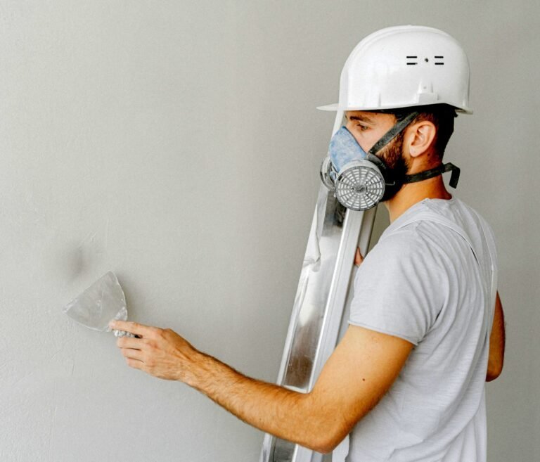 Pintor profesional trabajando en una vivienda