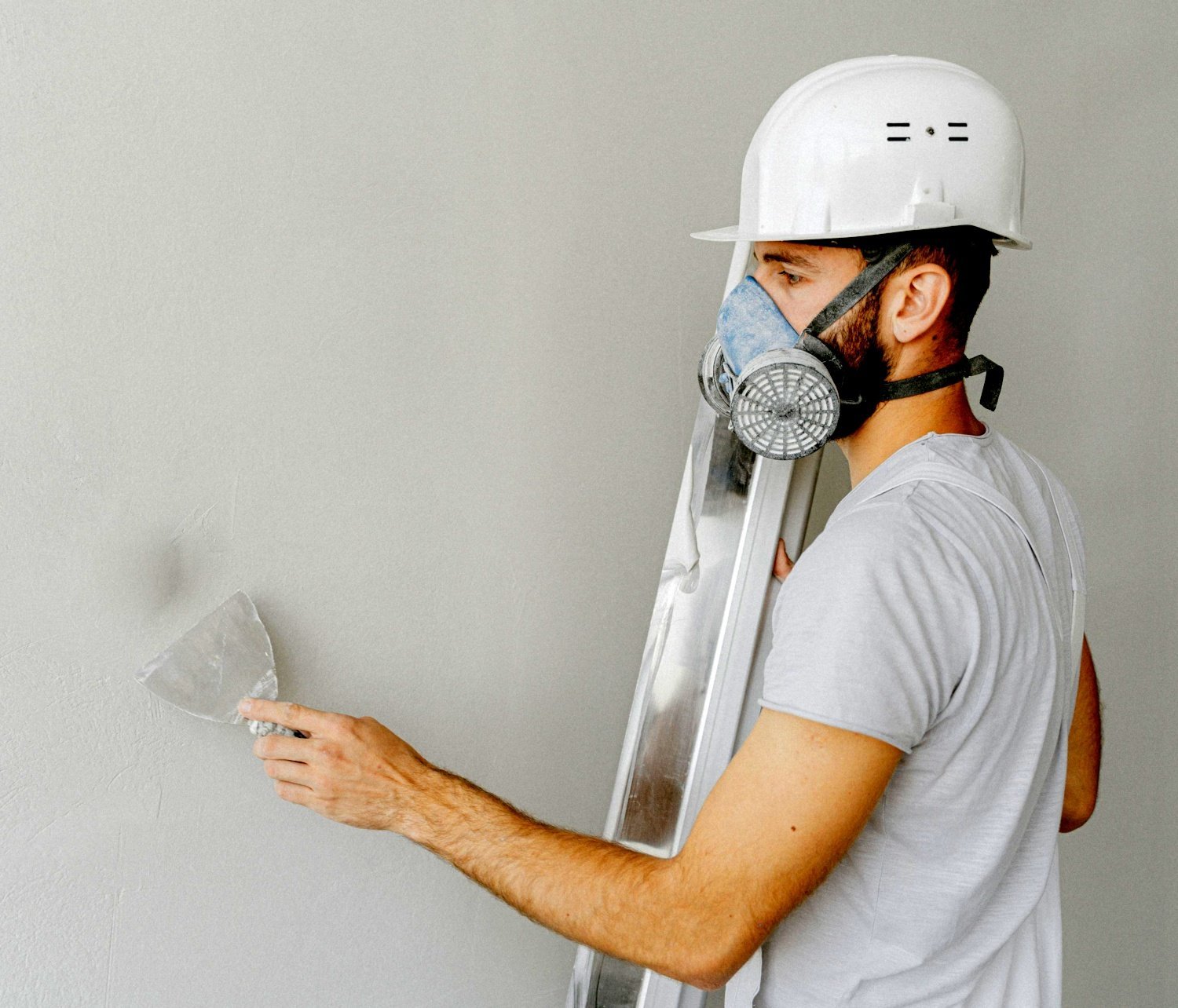 Pintor profesional trabajando en una vivienda