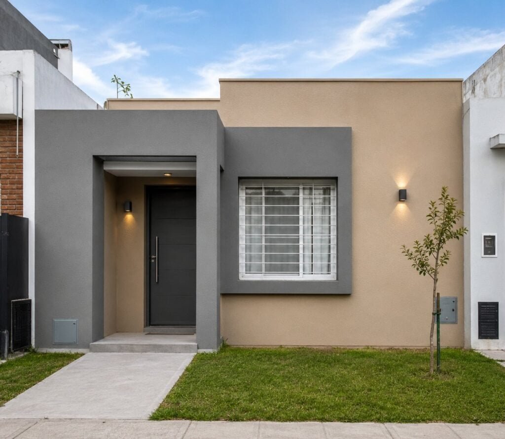Casa pequeña sencilla de barrio beige y gris