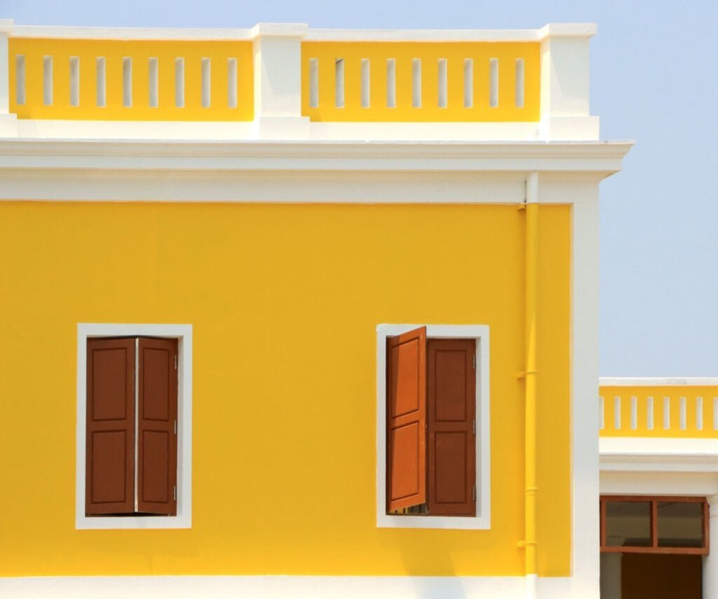 Fachada de casa amarillo puro o canario