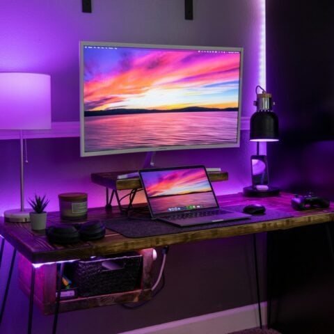 Habitación gamer con luz led purpura