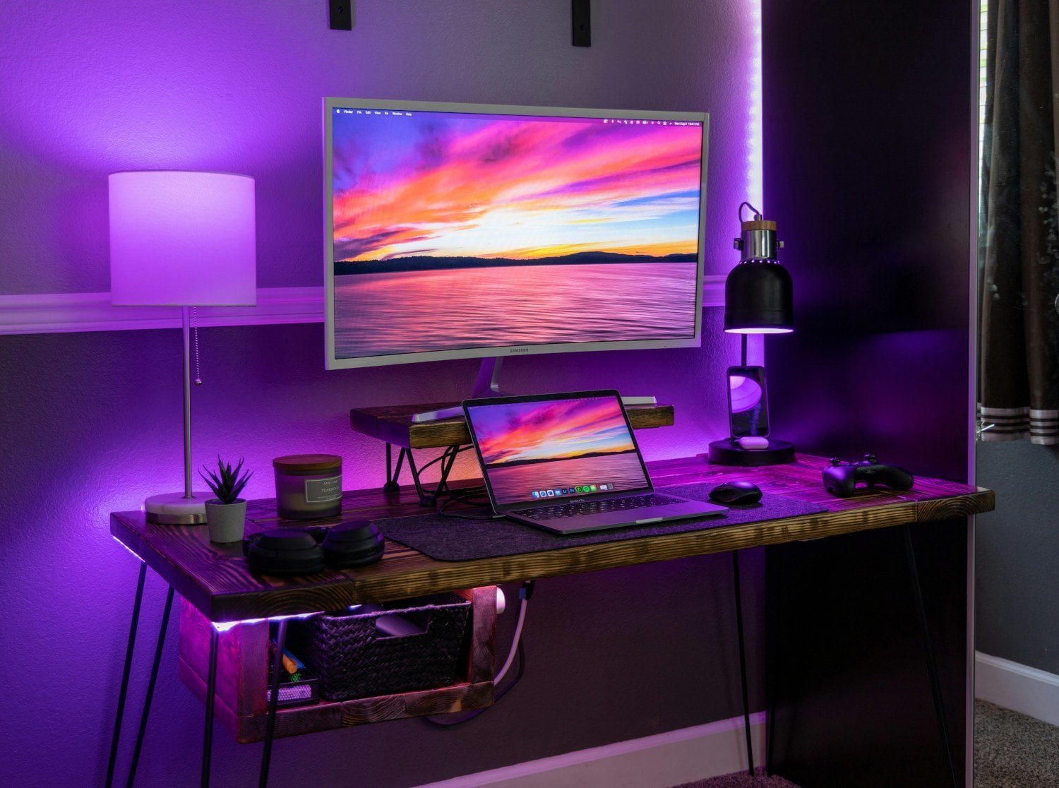 Habitación gamer con luz led purpura