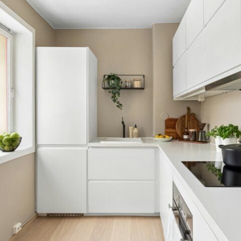 Cocina moderna pequeña en disposición L color blanco